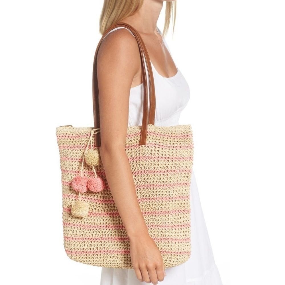 btb Los Angeles Lucy Tote, Straw Woven Pom Pom Vacation Beach‎ Bag, Natural, NWT